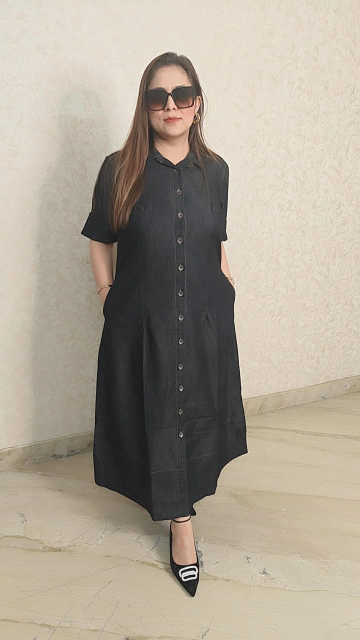 "Effortlessly Chic: Black Button-Down Maxi Dress with Pockets"