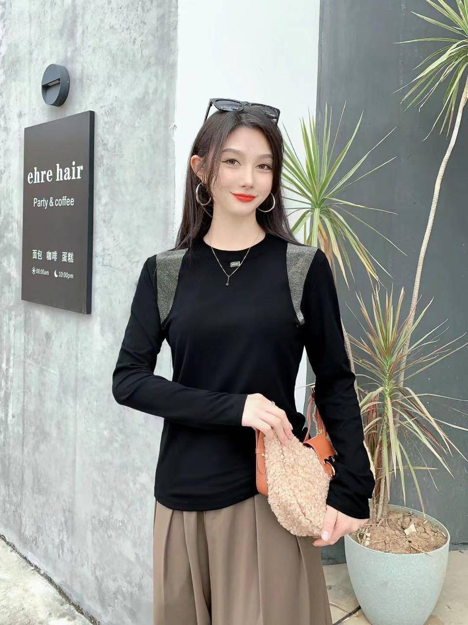 Women full sleeve top with shoulder work