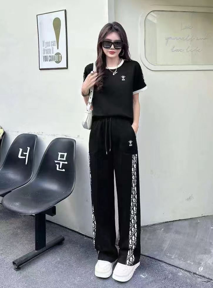 Bold & Beautiful: Monochrome Coord Magic!"