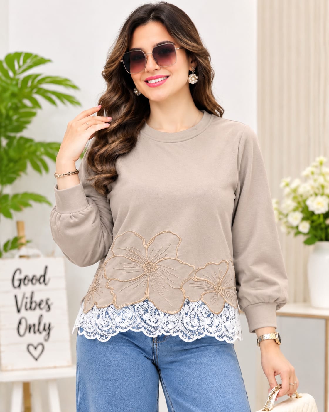 Premium Floral Lace Hem Sweatshirt – Elegant prewinter Wear