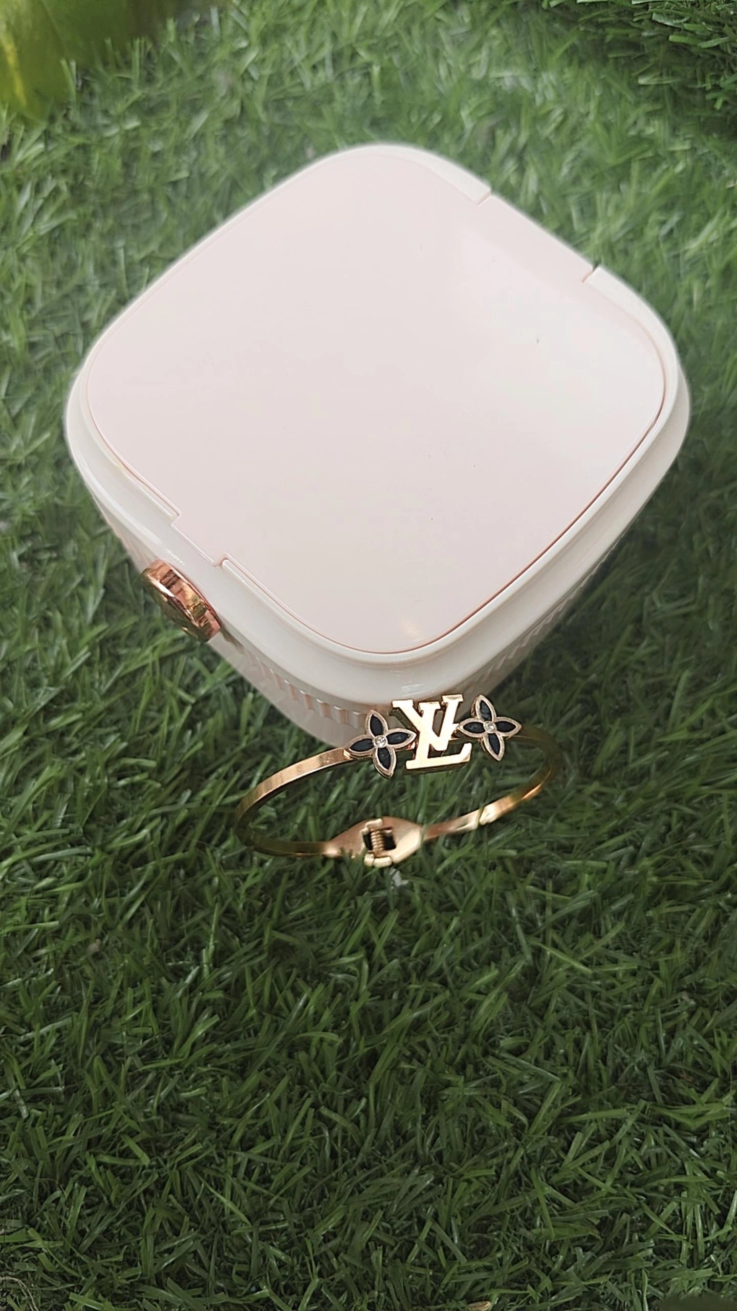 Anti tanish handcuff / bracelet