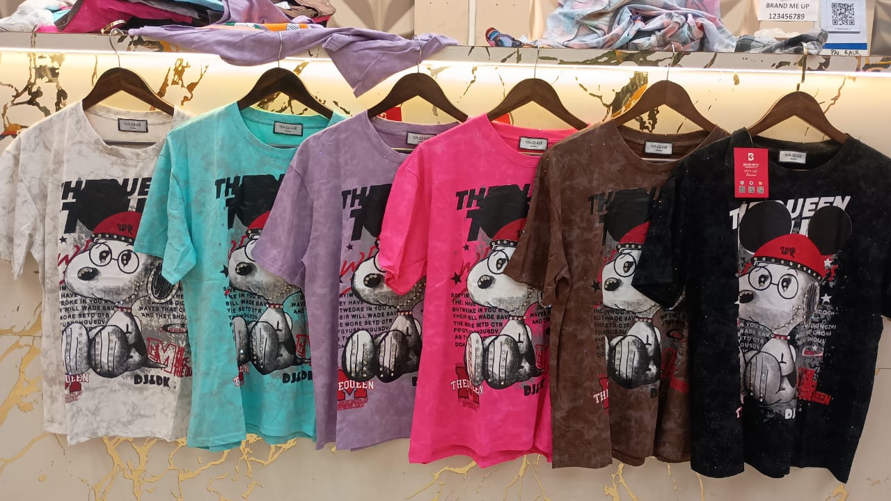 Street Style Queen: Funky Graphic Tees with a Cool and Edgy Vibe!