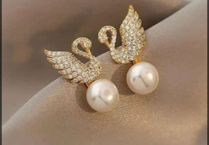 "Swan Grace Pearl Earrings"