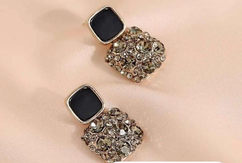 Timeless Sparkle: Vintage-Inspired Crystal Earrings"